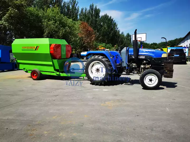 Mixer pakan dan penyebar yang digerakkan oleh traktor