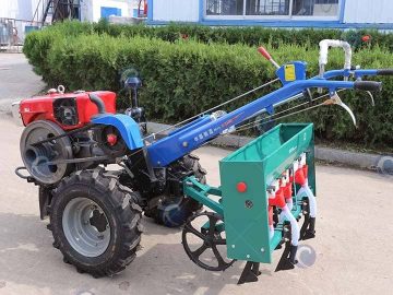 Tracteur ambulant avec semoir de blé