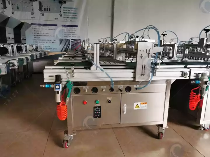 Machine à semer pour plateau de pépinière