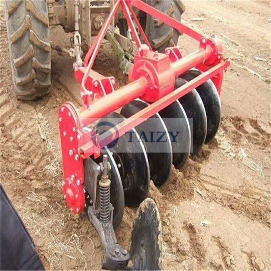 Arado de disco O arado de disco unidirecional é compatível com a conexão de suspensão total do trator. Durante a operação, a lâmina do arado gira para arar e revirar o solo.