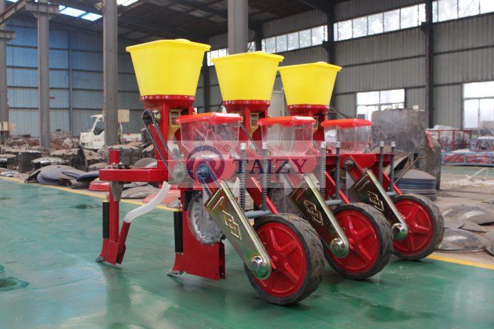 Plantador de milho Plantador de milho refere-se a uma máquina de plantio que utiliza sementes de milho como objeto de semeadura. E o plantador de milho pode completar com eficiência os requisitos de escavação e plantio de milho. Esta máquina pode realizar operações de plantio de milho de alta qualidade.