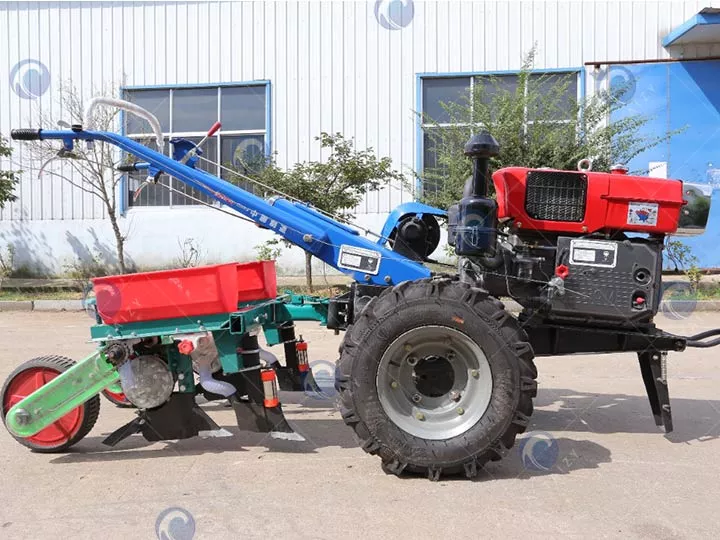 Tracteur ambulant à la main avec planteur de maïs