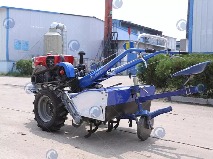 Tractor de trabajo con cultivador rotativo