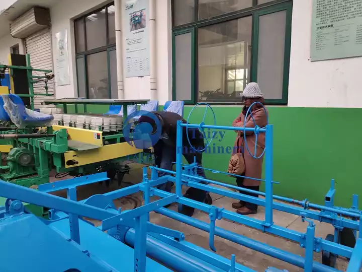 Los clientes de Mauricio visitaron y experimentaron nuestra trasplantadora de plántulas de hortalizas. Finalmente, compraron la máquina para mejorar la eficiencia de la plantación de cebollas y reducir los costos de mano de obra.