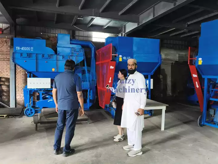 Kundenbesuch bei der kombinierten Erdnussschälmaschine