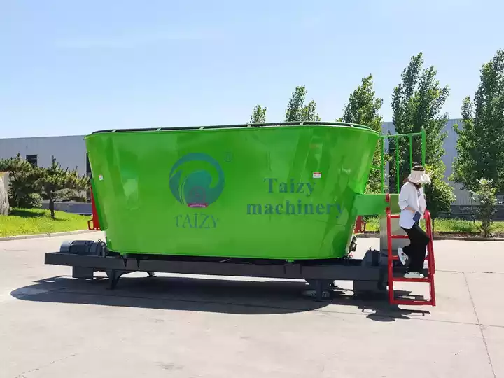 animal feed mixer