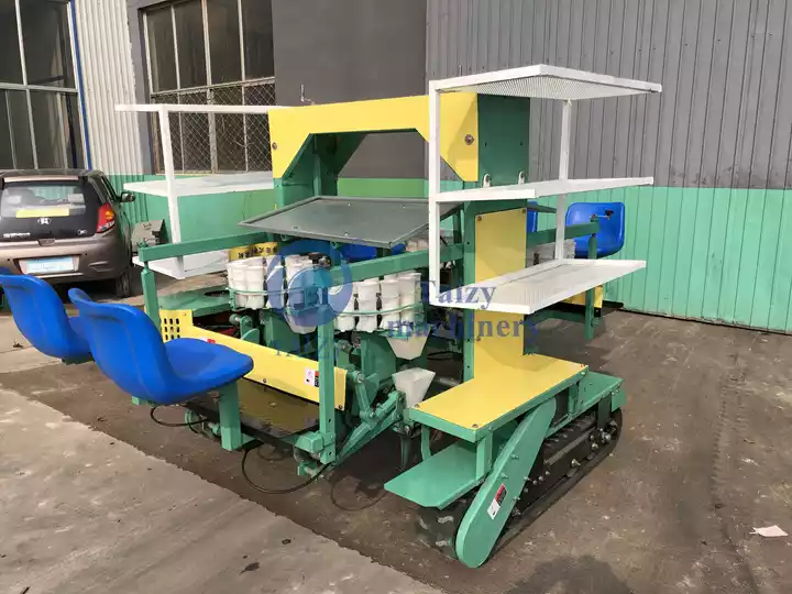 クローラータイプの玉ねぎ苗移植機