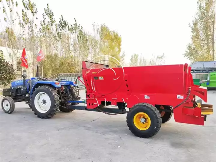 Machine épandeuse de fumier entraînée par tracteur