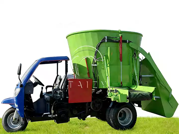 Máy trộn và rải thức ăn hỗn hợp TMR chạy dầu diesel 5m³