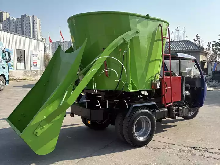 Máy trộn cỏ ủ chua và rải