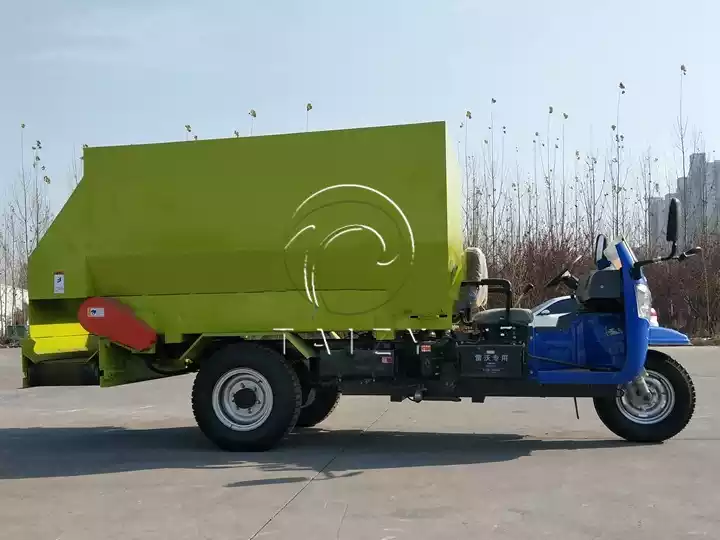 Máy trộn và rải cỏ ủ chua TMR chạy diesel 5m³ tích hợp cho ăn, trộn và rải. Nó nâng cao hiệu quả cho ăn, đảm bảo khẩu phần đồng đều, và giảm chi phí lao động cho các trang trại trung bình và lớn.