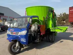 Máy trộn và rải thức ăn