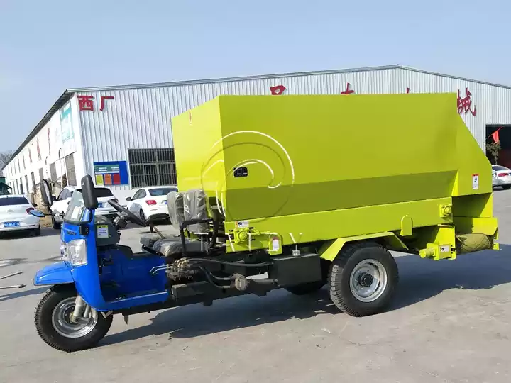 máy trộn và rải thức ăn chăn nuôi ngang