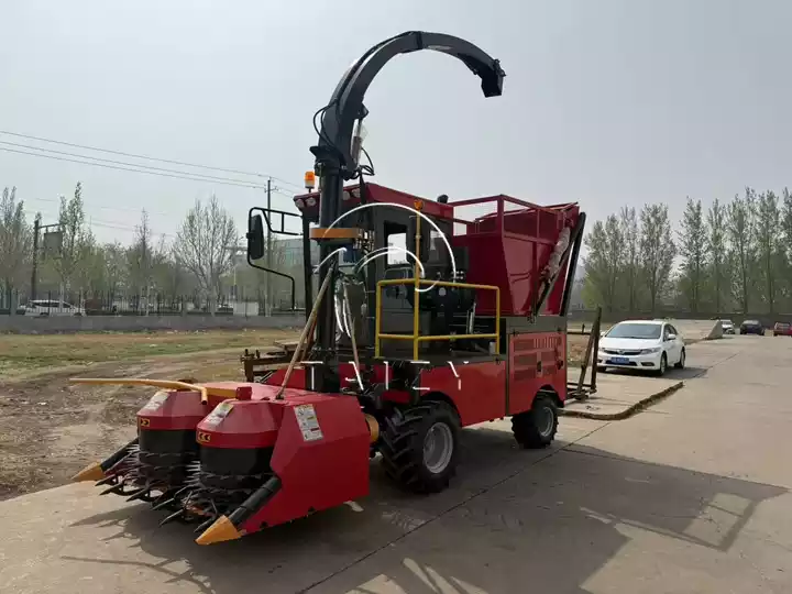 self‑propelled silage harvester