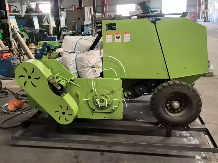 भूसी क्रशर और गोल बेलर